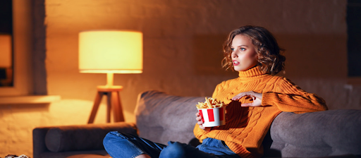 Une jeune femme en train de regarder la télévision