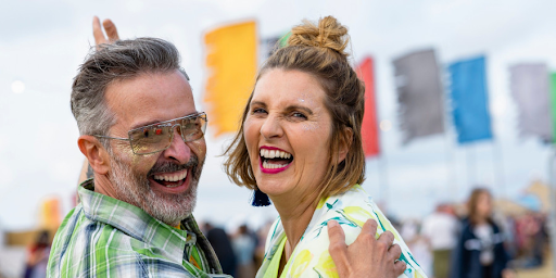 Un couple adulte à un festival de musique