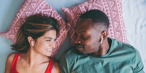 Un jeune couple en train d'écouter de la musique ensemble