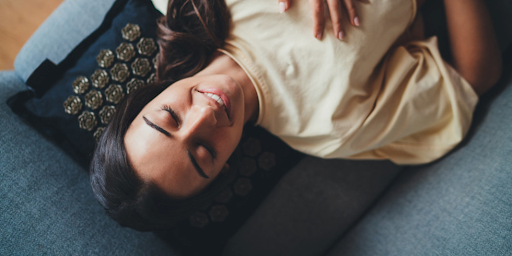 Une jeune femme en train de faire de la méditation