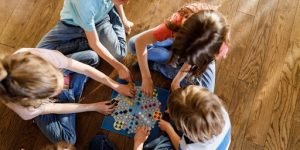 Des enfants jouant à des jeux de société