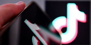 Une personne utilisant TikTok sur son smartphone