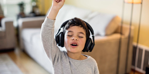 Un enfant en train d'écouter de la musique