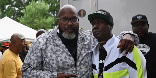 Le pionnier du rap, Grandmaster Flash (D) dans un parc du Bronx de New York