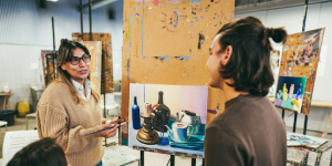 Un professeur qui enseigne l'art