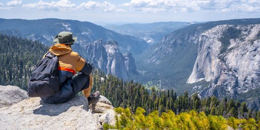 Un randonneur sur une montagne au parc national américain Yosemite