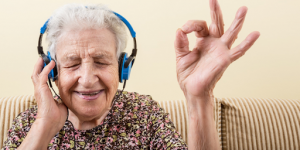 Une personne âgée en train d'écouter de la musique